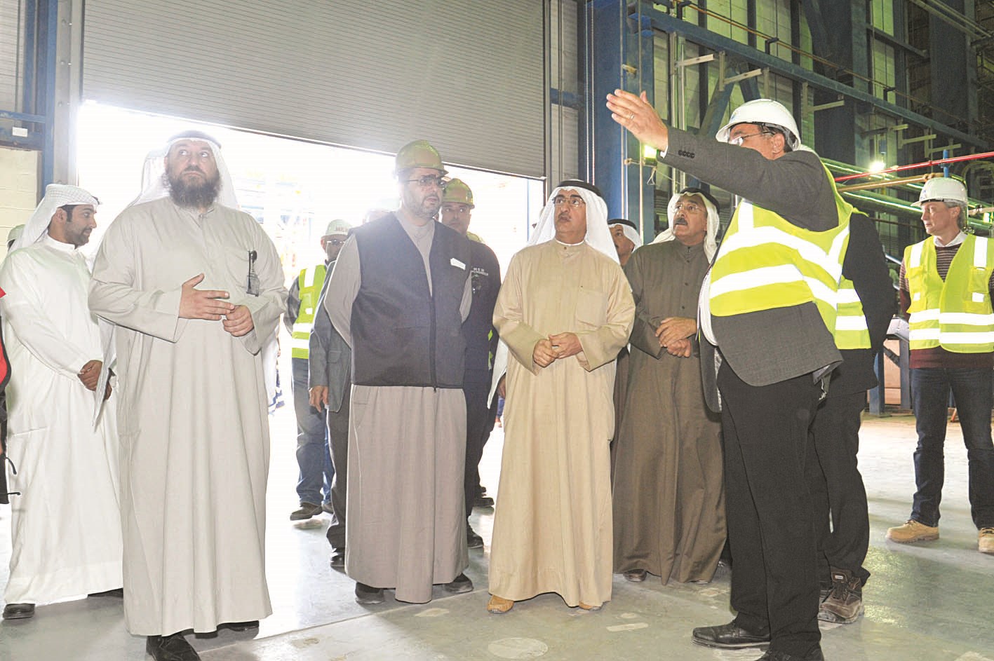 الوزير مستمعاً لشرح عن مراحل التنفيذ