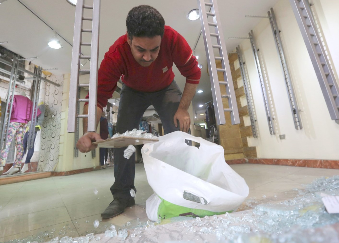 u0639u0627u0645u0644 u0641u064a u0645u062au062cu0631 u064au0632u064au0644 u0627u0644u062du0637u0627u0645 u0628u0639u062f u0627u0646u0641u062cu0627u0631 u0641u064a u0648u0633u0637 u0627u0644u0642u0627u0647u0631u0629 u0627u0645u0633 (u0631u0648u064au062au0631u0632)