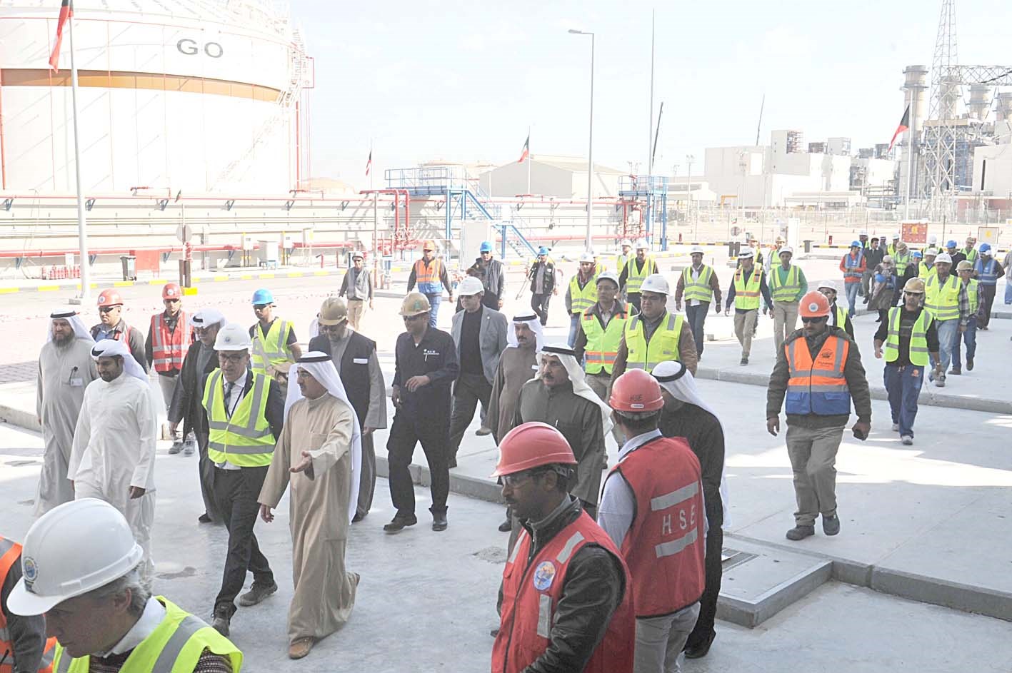 الوزير الابراهيم وفريق المهندسين خلال الجولة