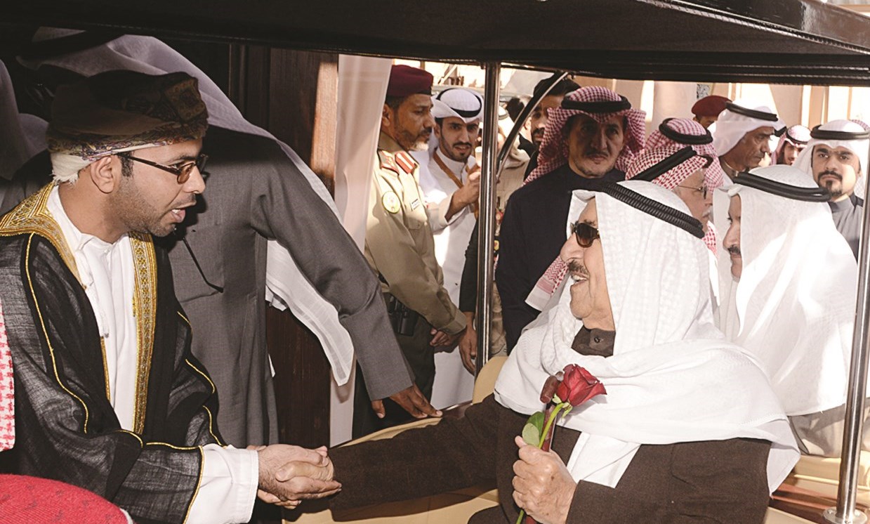 سموه مصافحاً مواطناً خليجياً