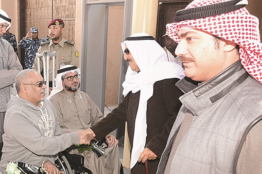 سموه مصافحاً أحد المواطنين