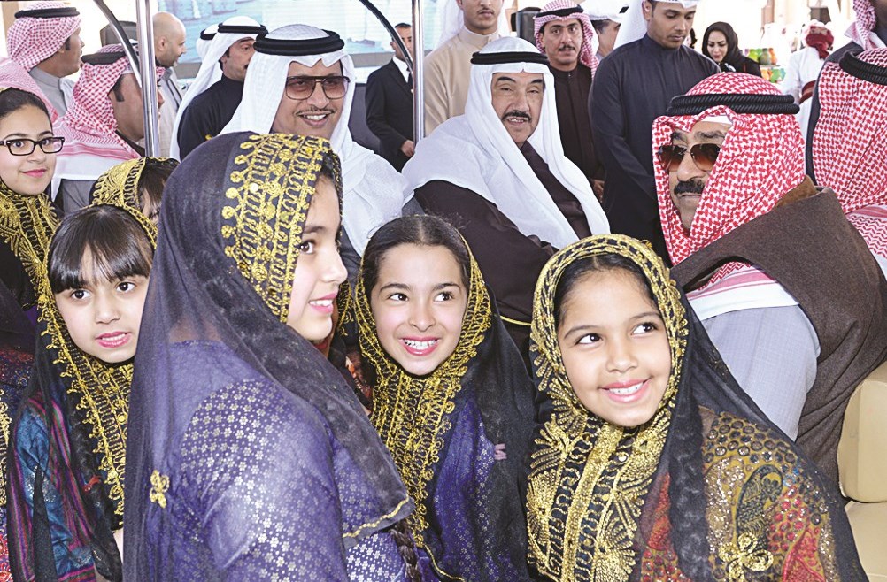 مشعل الأحمد وناصر المحمد والمبارك خلال جولة على مرافق «القرية»