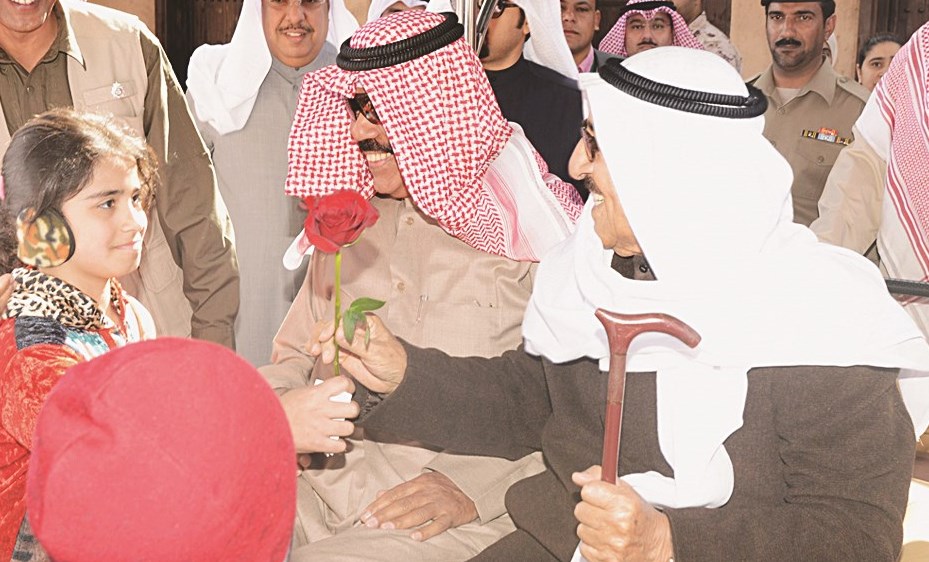 صاحب السمو يتلقى وردة من إحدى الزهرات