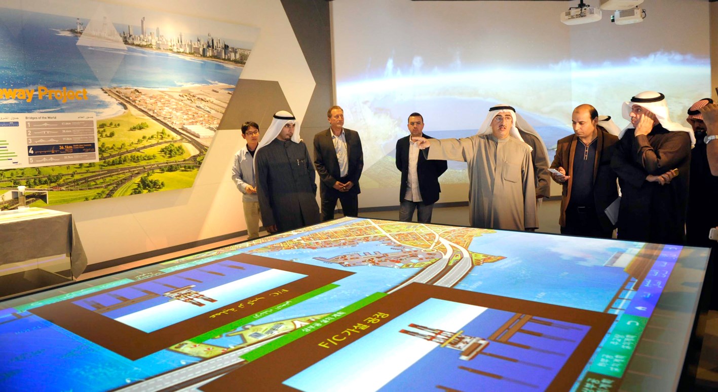 ... ويستمع لشرح حول تفاصيل مشروع الطرق والتقاطعات        (تصوير نايف العقلة)