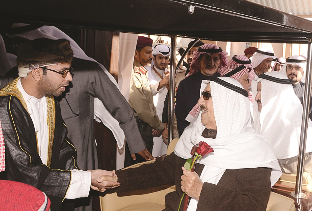 سموه مصافحاً مواطناً خليجياً