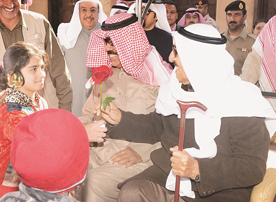 صاحب السمو يتلقى وردة من إحدى الزهرات