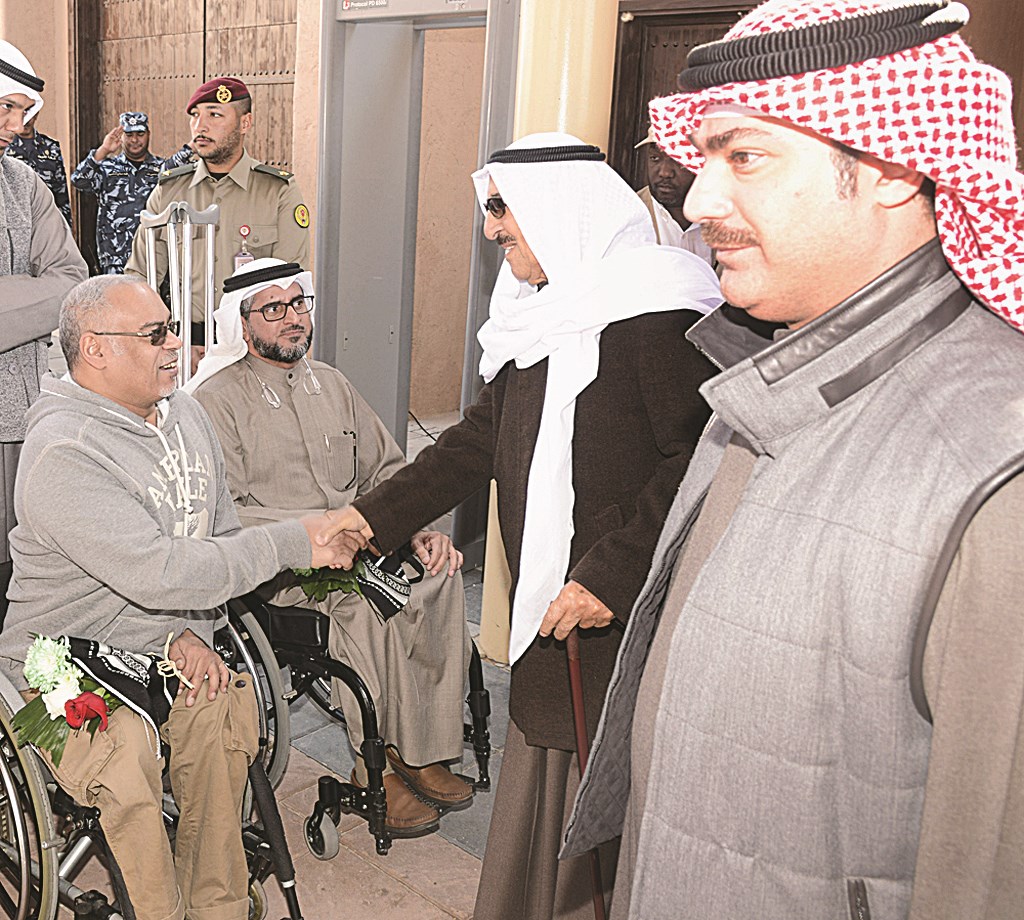 سموه مصافحاً أحد المواطنين وإلى جانبه خالد العبدالله