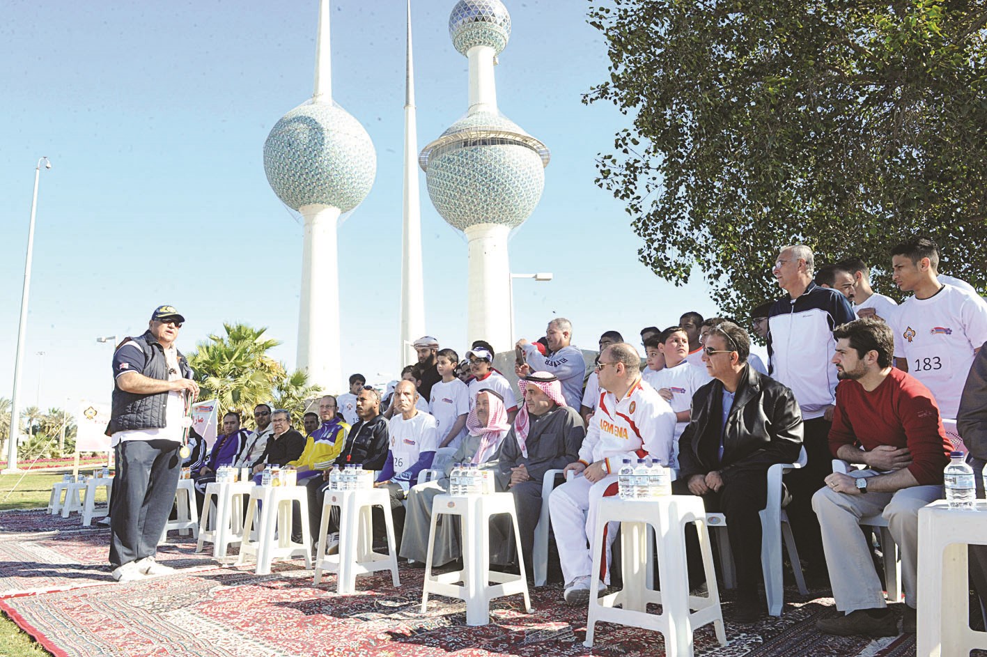 في انتظار المتسابقين عند أبراج الكويت (تصوير زكريا عطية)