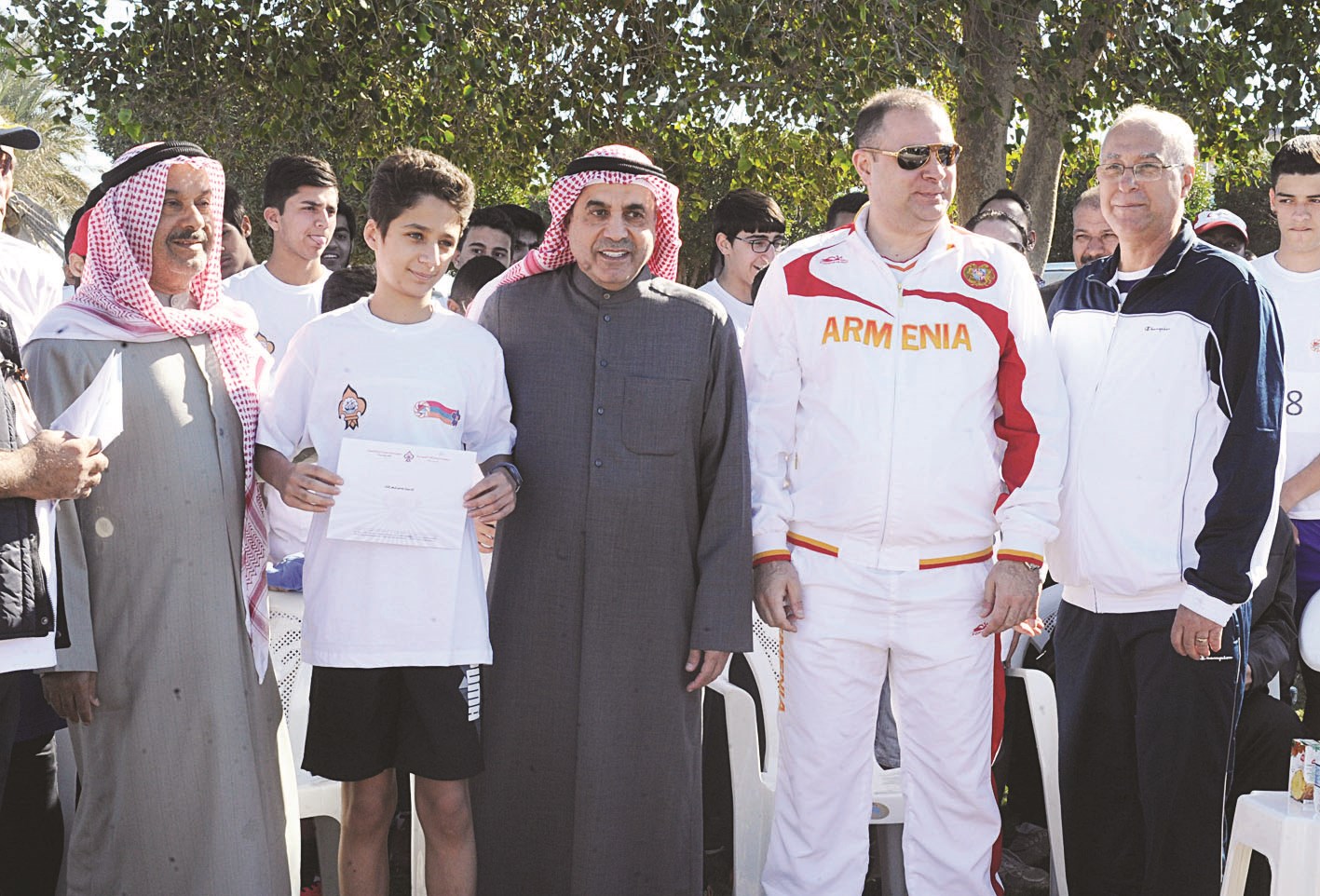 تسليم الجائزة إلى أحد المتسابقين