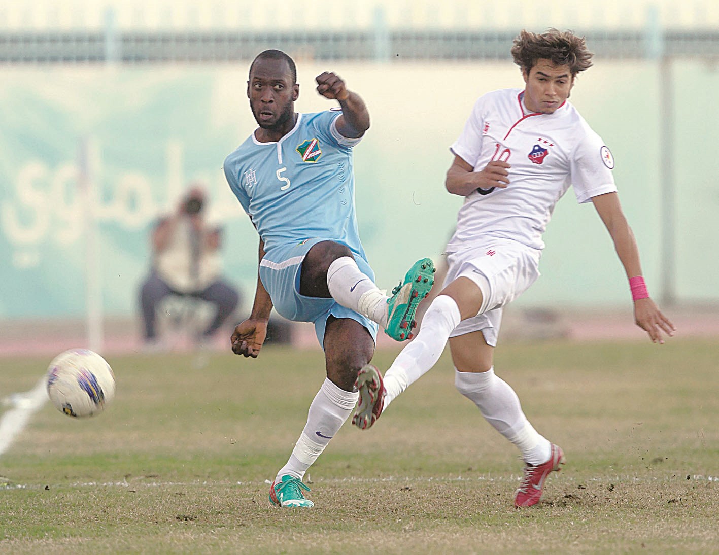 u0643u064au062au0627 u064au0642u0637u0639 u0627u0644u0643u0631u0629 u0623u0645u0627u0645 u0631u0648u062cu064au0631u064au0648                               (u0627u0644u0623u0632u0631u0642 u062fu0648u062a u0643u0648u0645 )