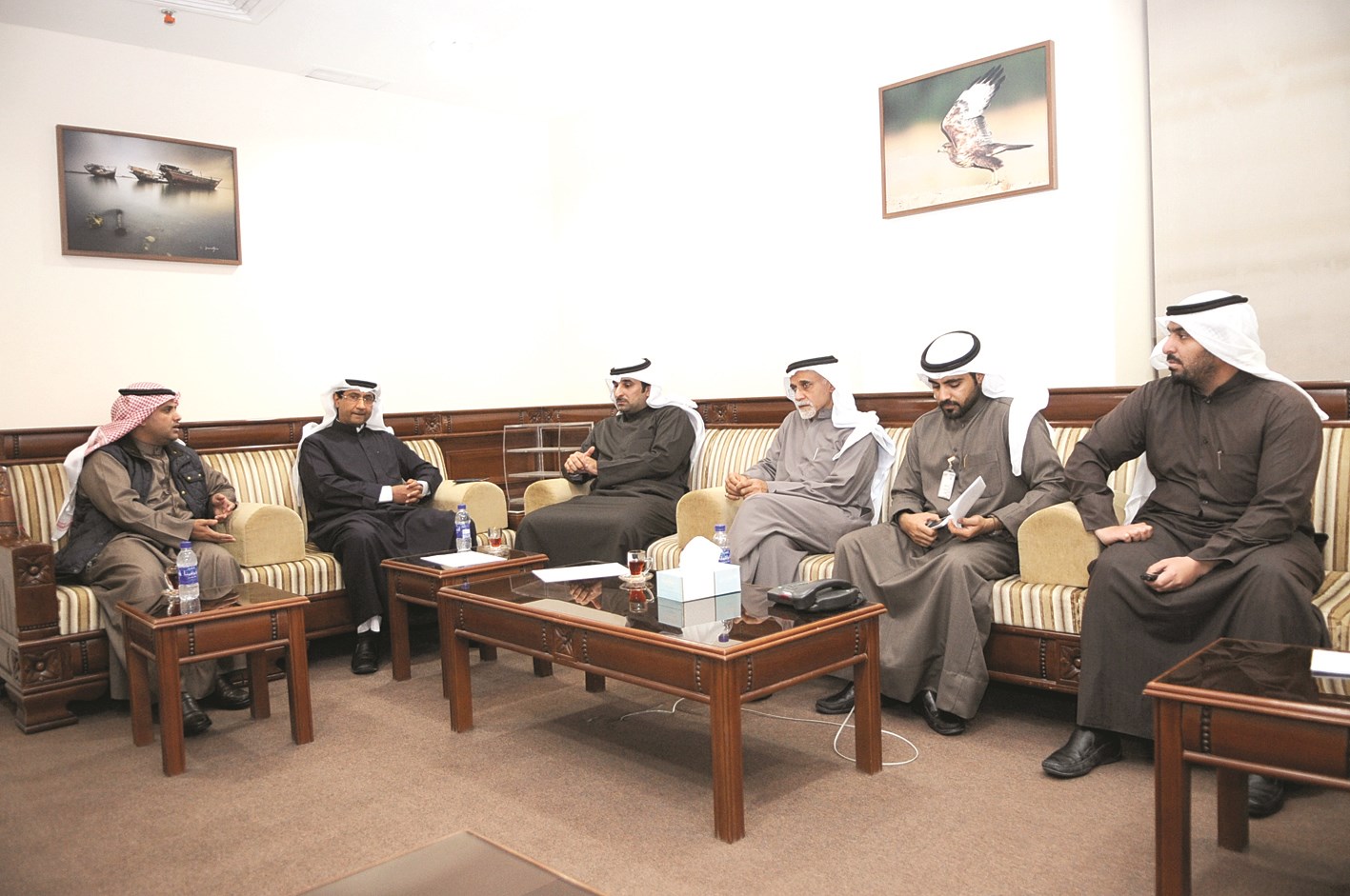 الأكاديميون والزميلان محمد نزال ووليد العبدالله في ديوانية «الراي» (تصوير كرم ذياب)