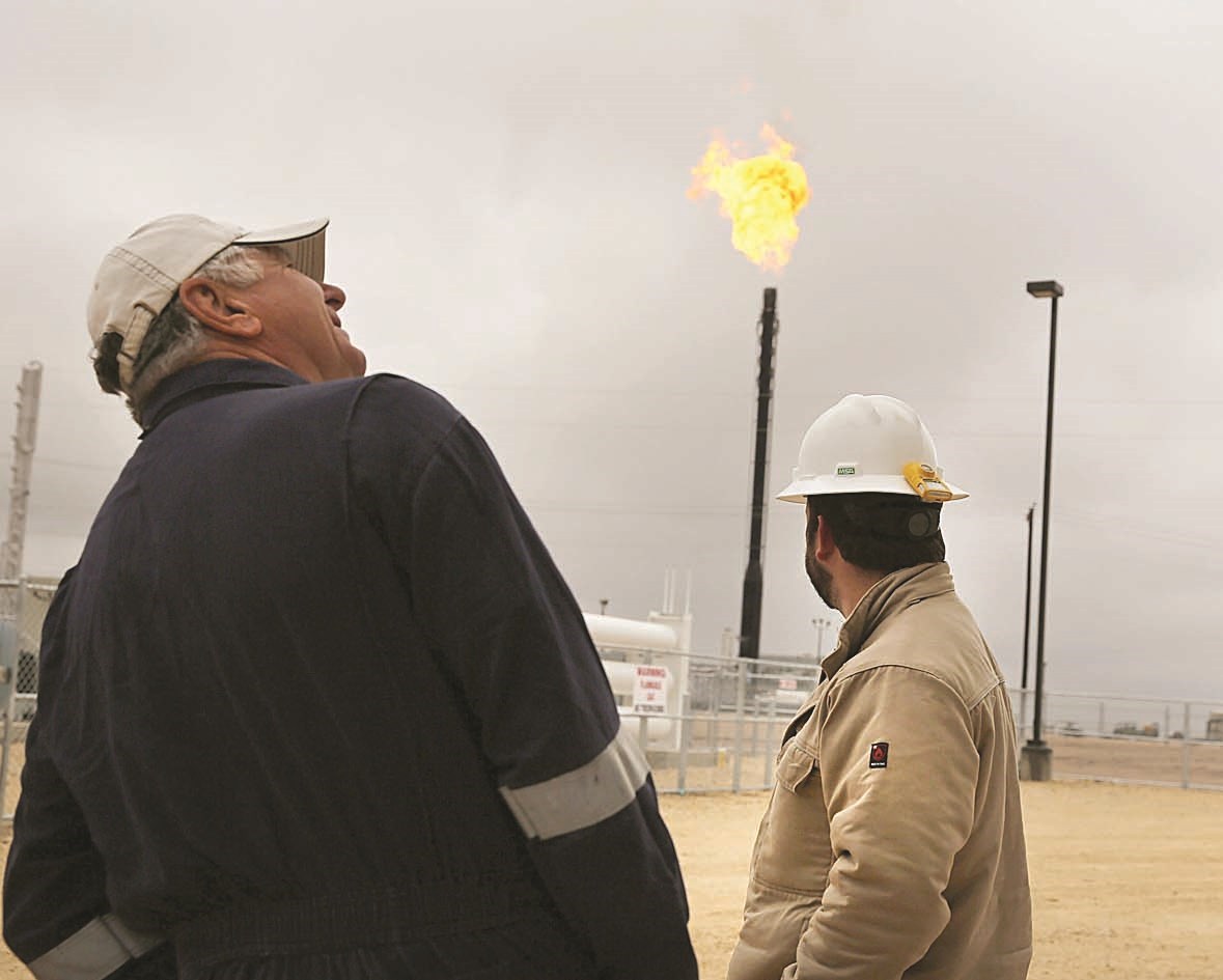 u0627u0644u0639u064au0646 u0639u0644u0649 u0645u0646u0635u0627u062a u0627u0644u0646u0641u0637 u0627u0644u0635u062eu0631u064a  (u0627 u0641 u0628)