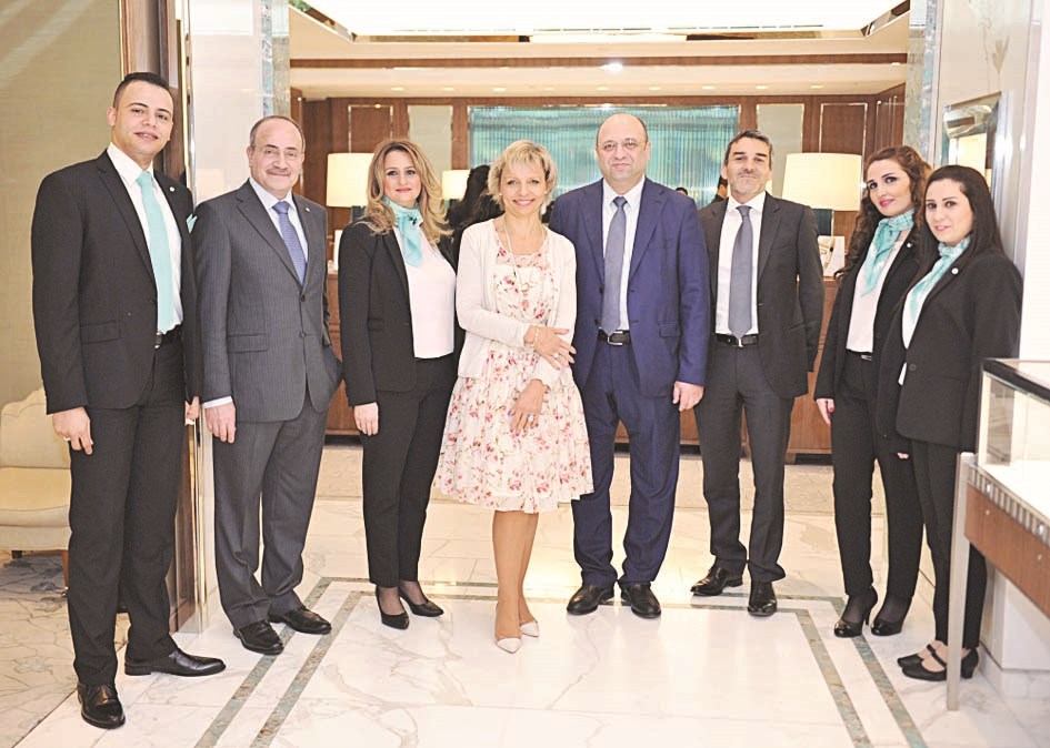 روليت تتوسط ممثلي «عبدالرحمن البشر وزيد الكاظمي» وموظفات «تيفاني»