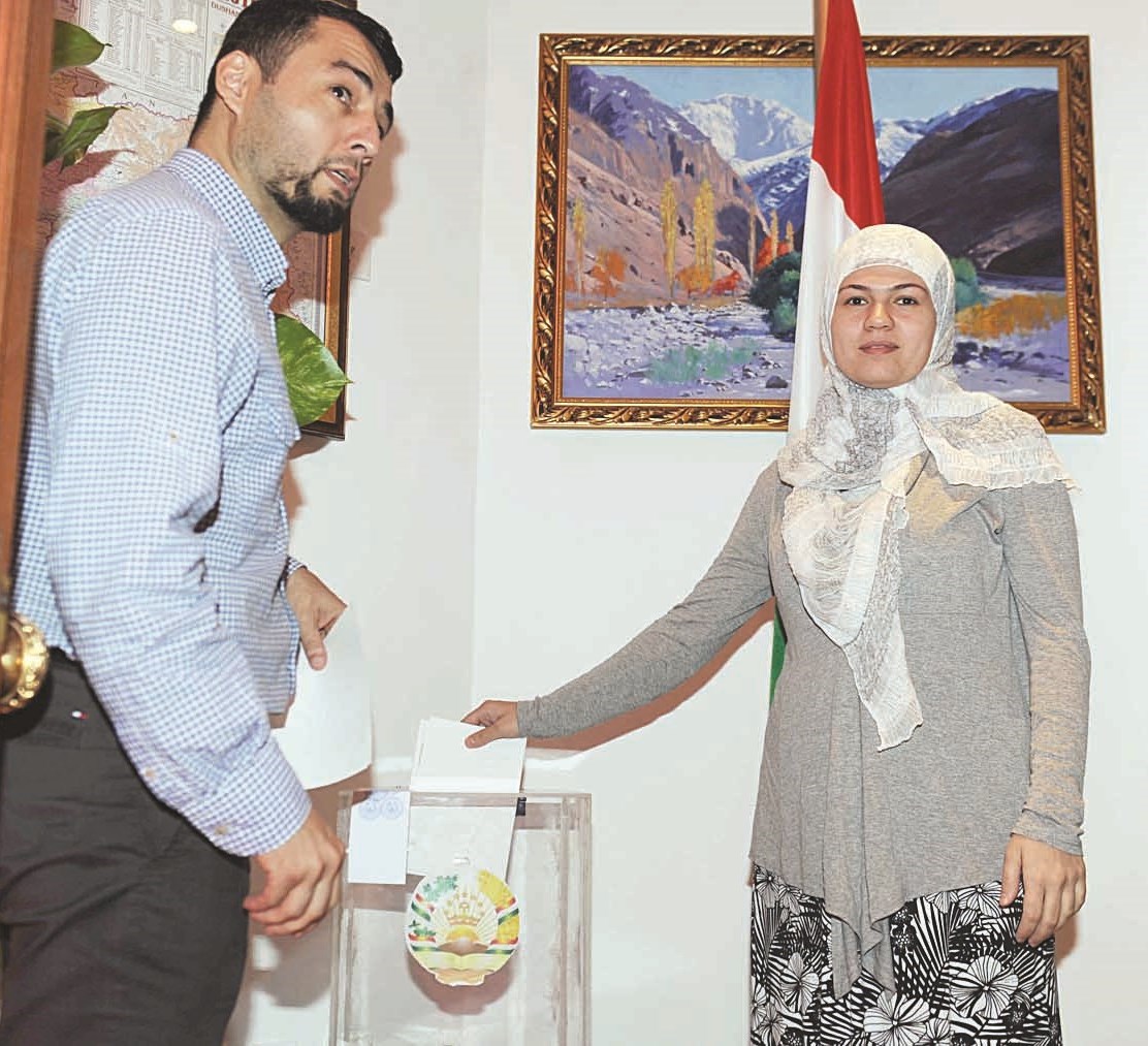 مواطنان طاجيكيان يدليان بصوتيهما