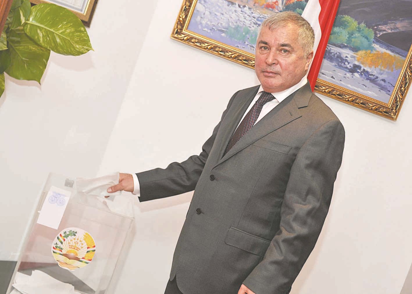 السفير زبيدوف يدلي بصوته