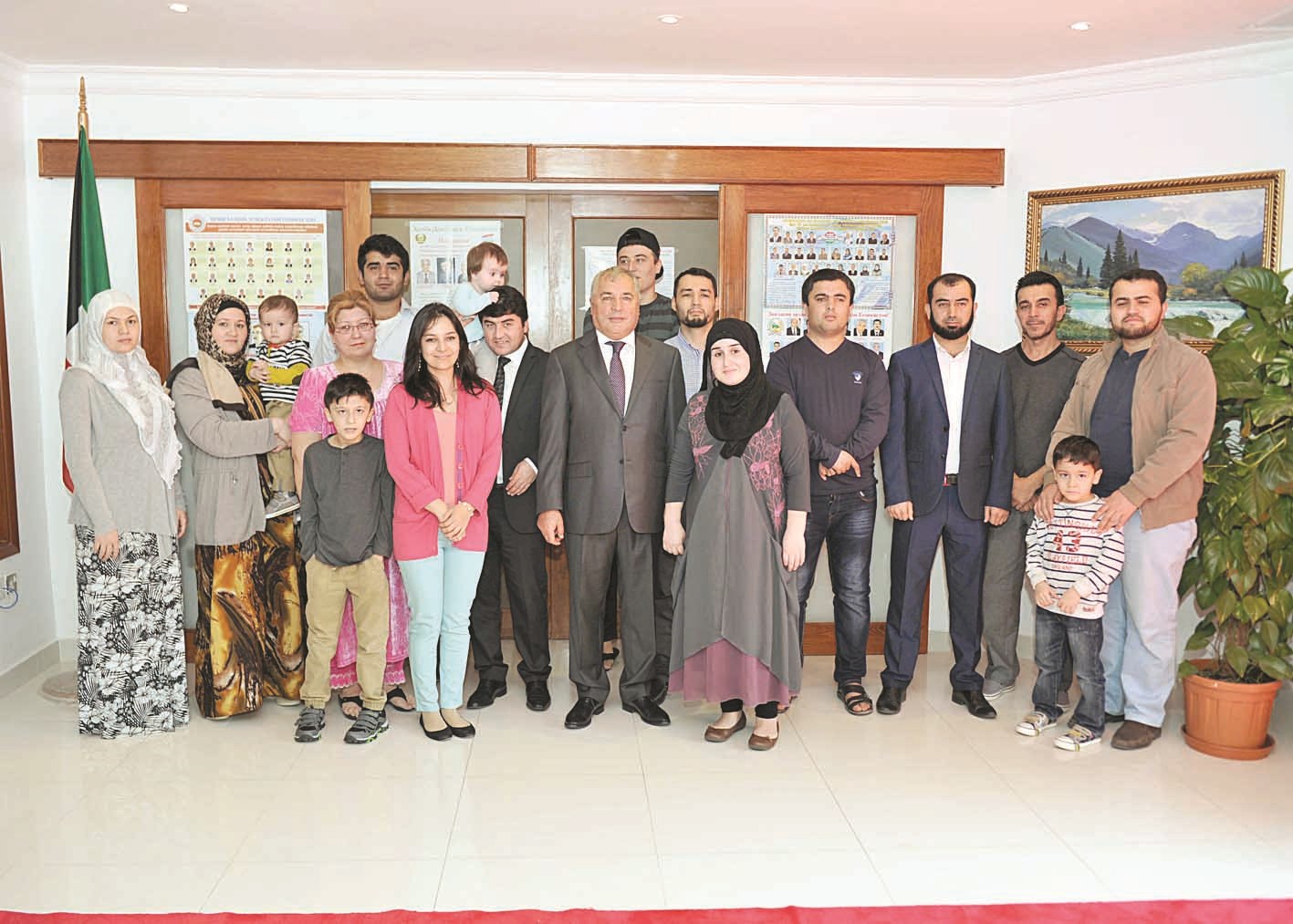 ... ومتوسطاً عدداً من أبناء جالية بلاده   (تصوير سعد هنداوي)