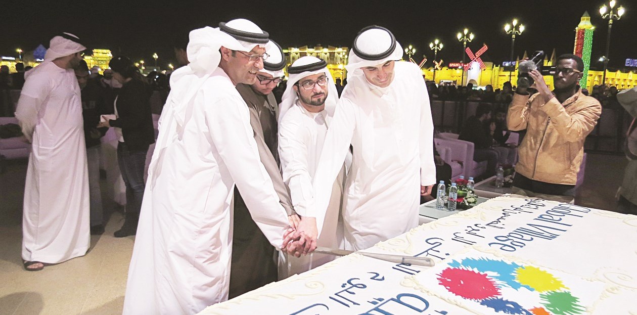 قطع قالب حلوى الاحتفال في القرية العالمية