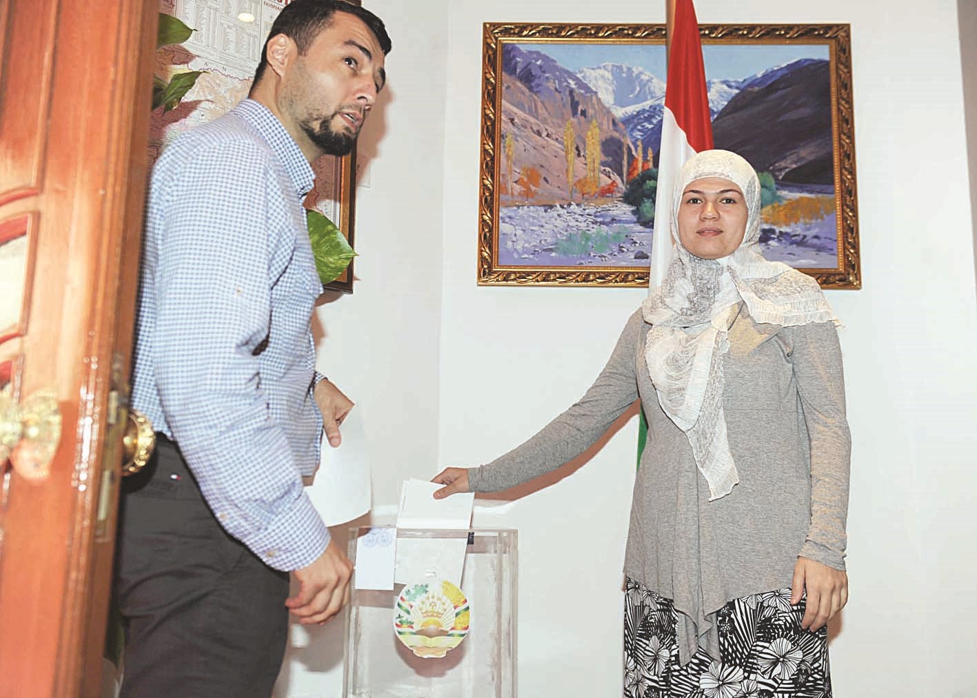 مواطنان طاجيكيان يدليان بصوتيهما