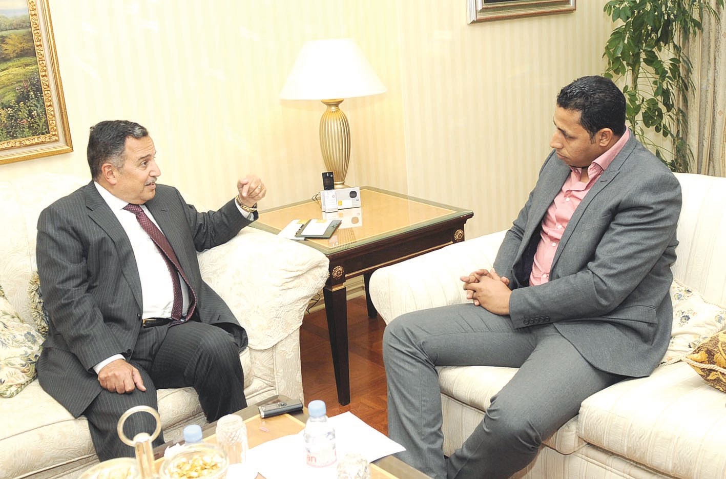 فهمي متحدثا للزميل علي العلاس (تصوير جلال معوض)