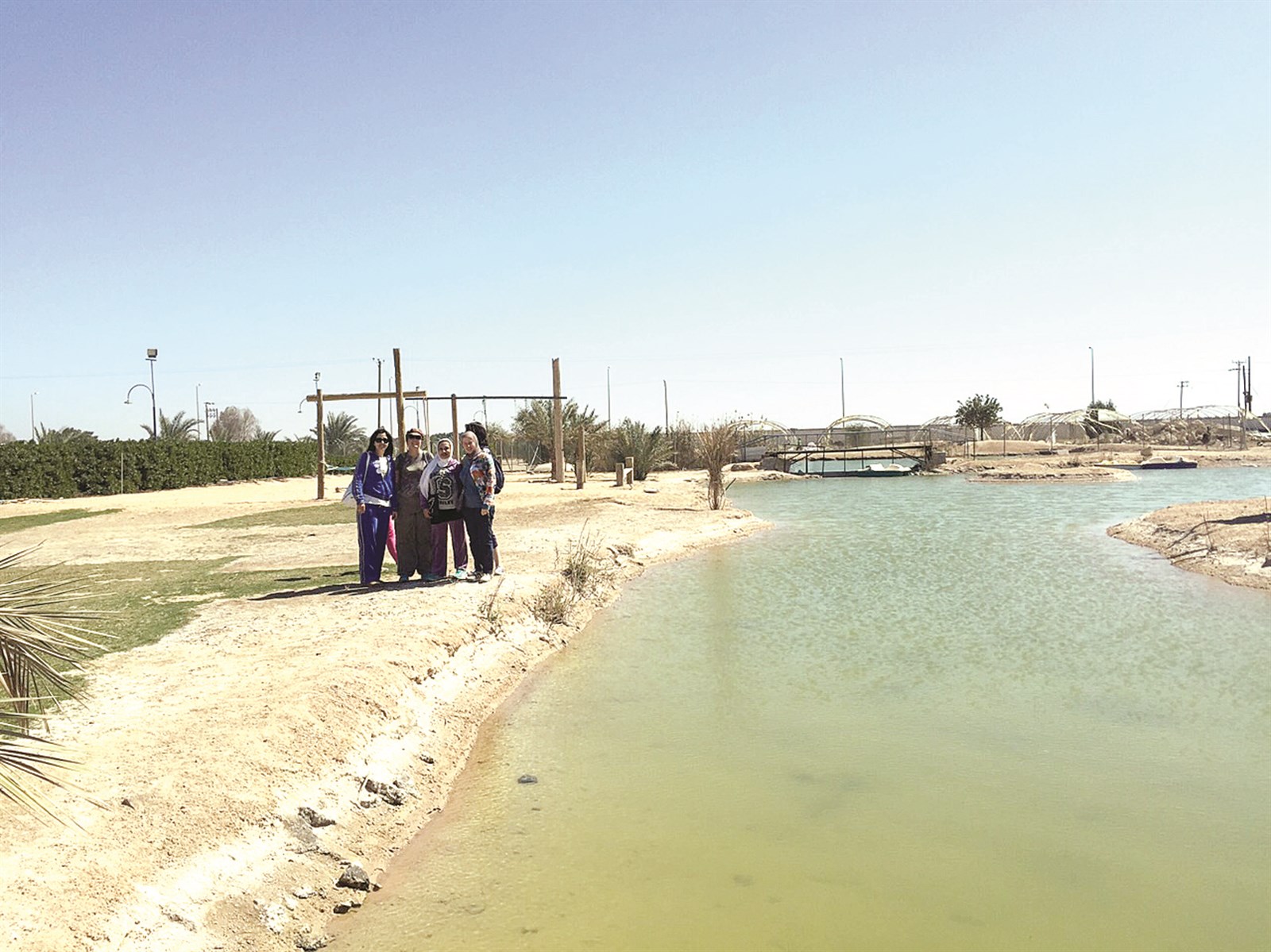 عدد من عضوات النادي في جولة بإحدى المناطق السياحية