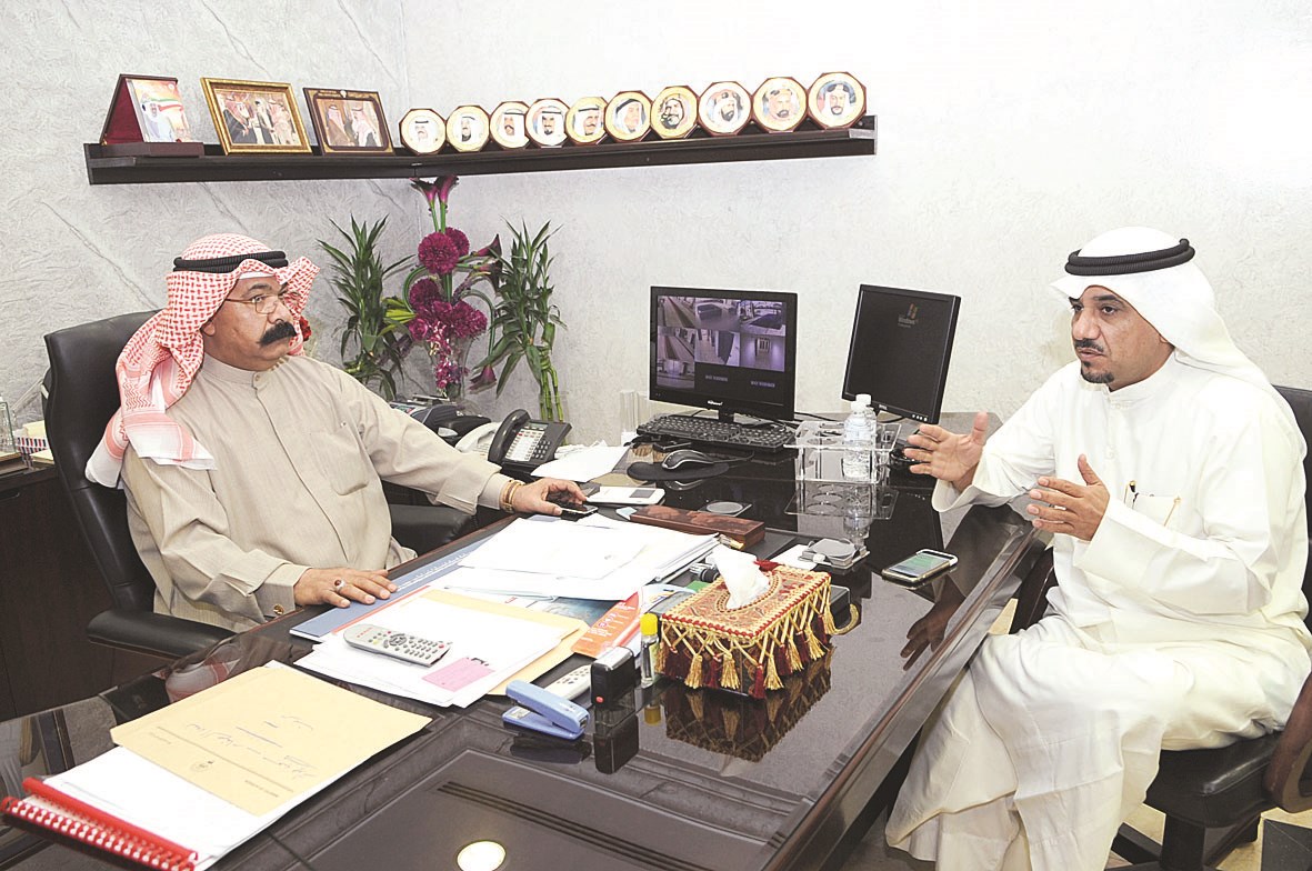 اللواء الطباخ متحدثا للزميل منصور الشمري (تصوير كرم ذياب)