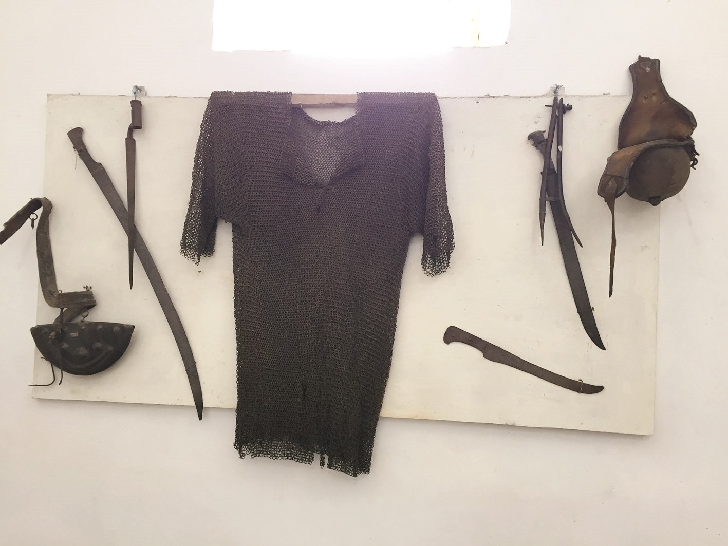 نماذج من ملابس وأسلحة الفاتحين