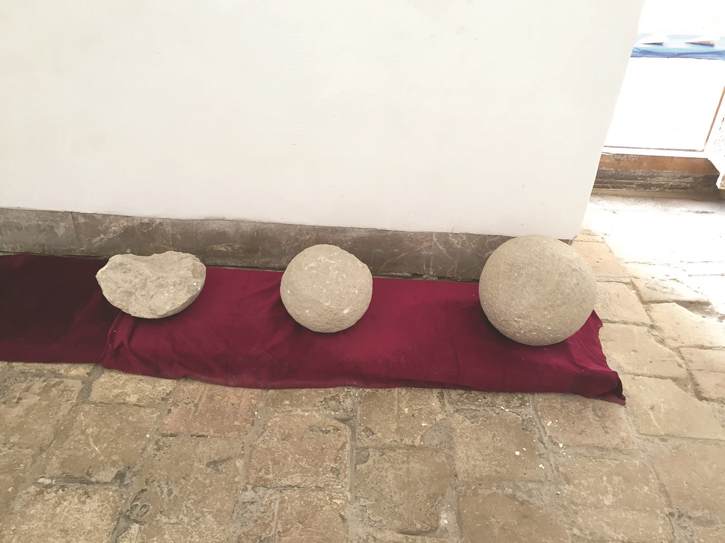 حجارة المنجنيق المستخدمة في فتح مدينة حصار