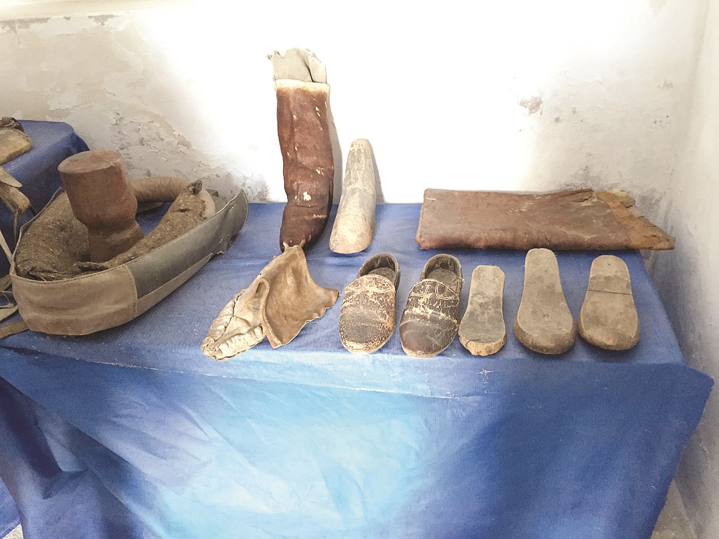 أحذية من حقب مختلفة