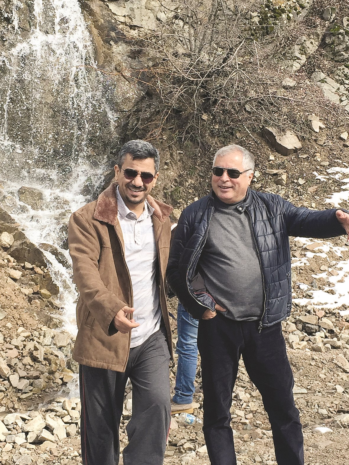 الزميل منصور الشمري مع السفير الطاجيكي عند أحد الجداول