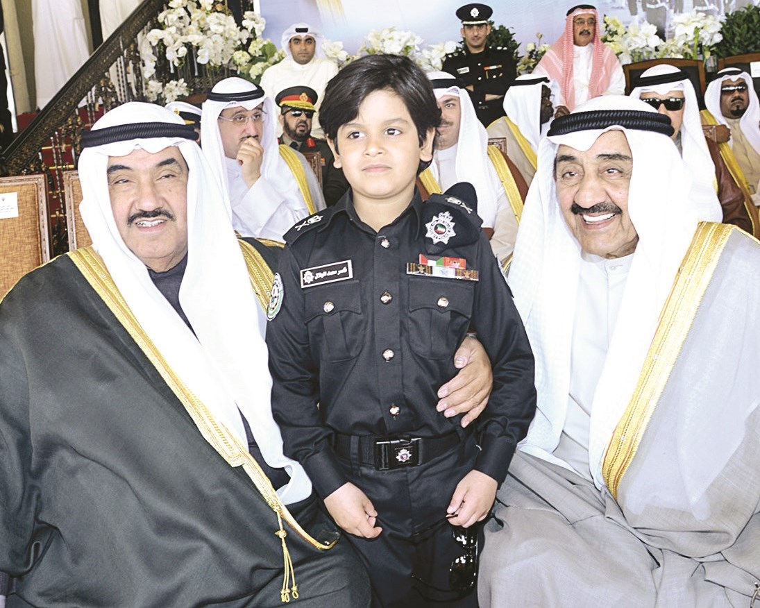 جاسم الخرافي وناصر المحمد وبينهما طفل