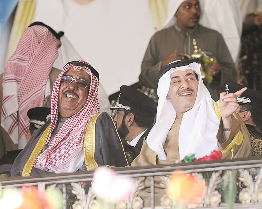 وزيرا الداخلية السابقان أحمد الحمود وجابر الخالد يتابعان الحفل