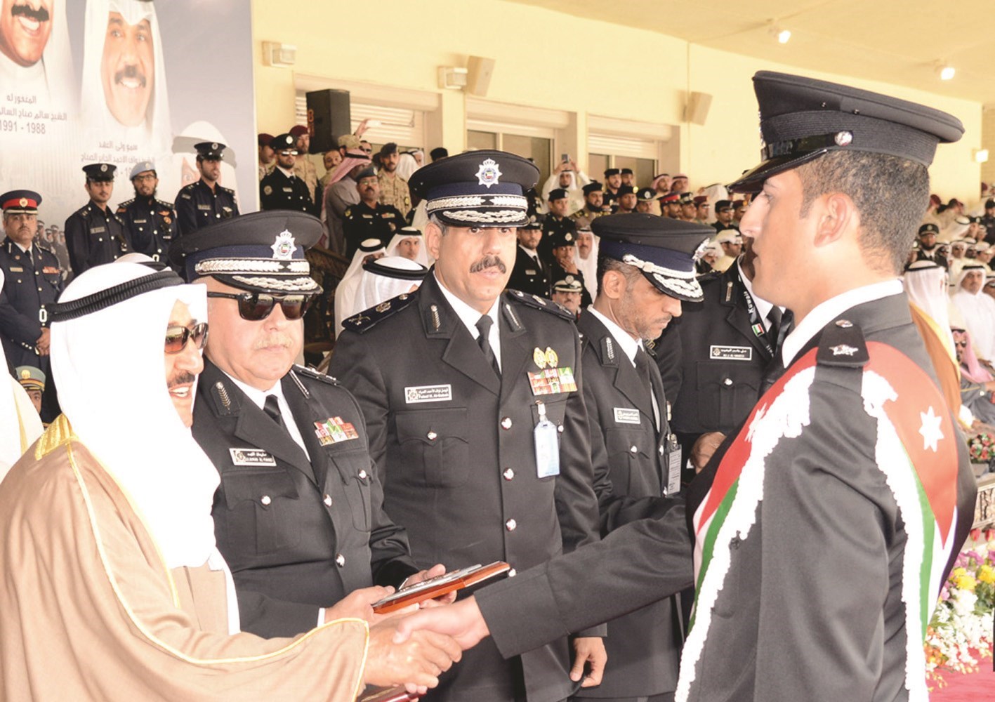 سمو الأمير يصافح أحد الخريجين