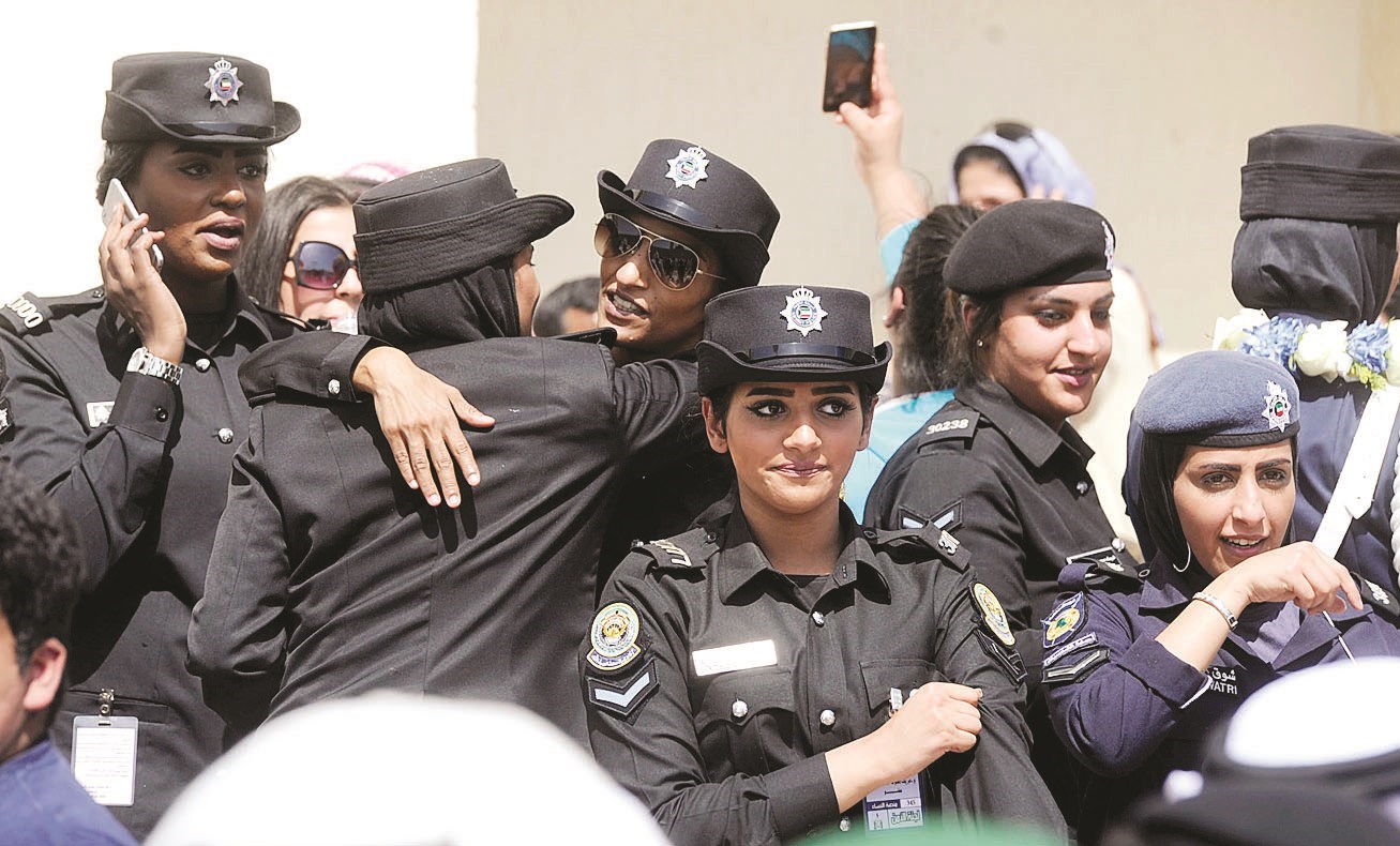 فرحة الطالبات بالتخرج