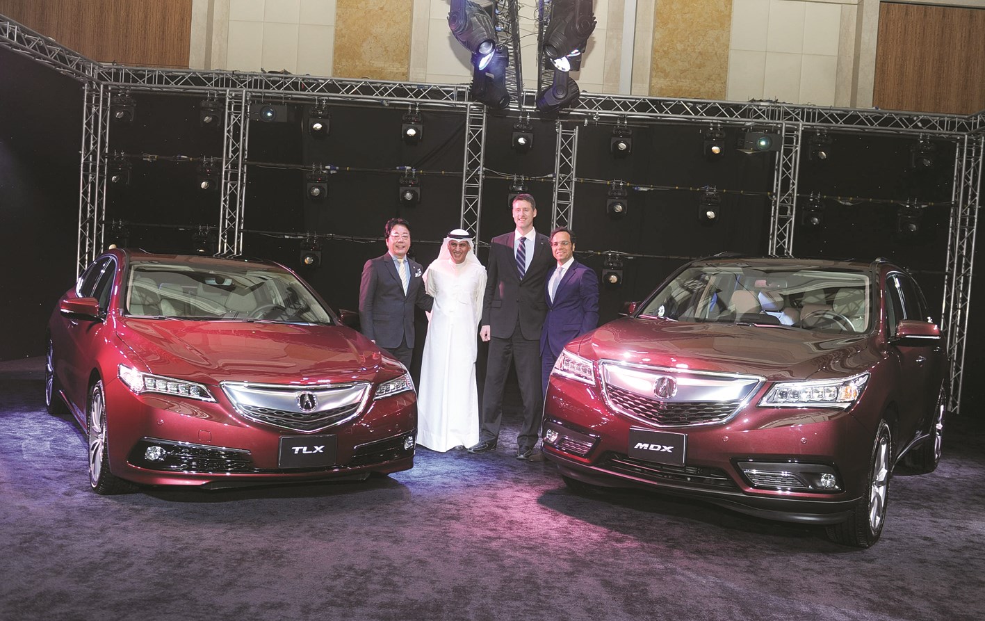 مسؤولو «هوندا» و«الملا العالمية» أمام السيارتين الجديدتين