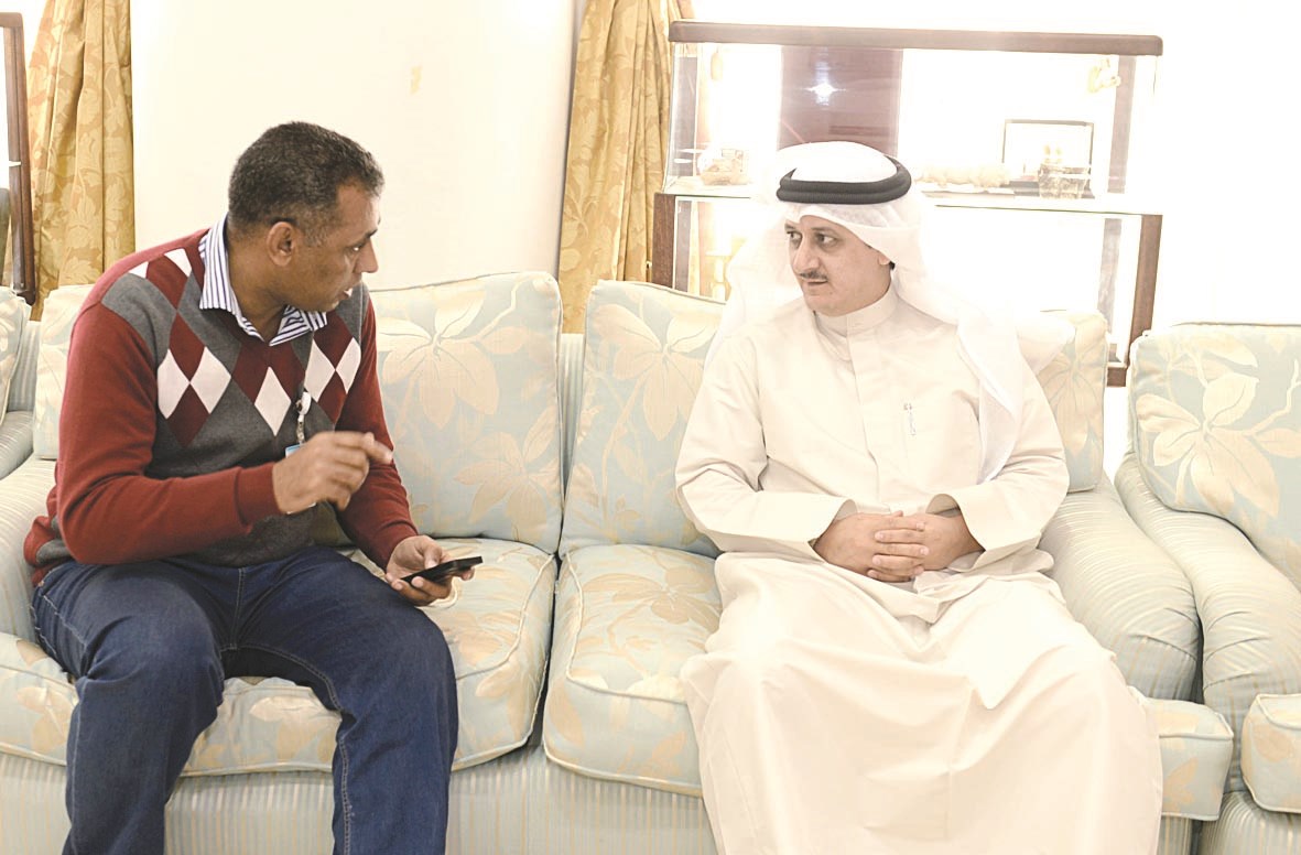 العتيبي متحدثاً للزميل عمر العلاس       (تصوير أسعد عبدالله)