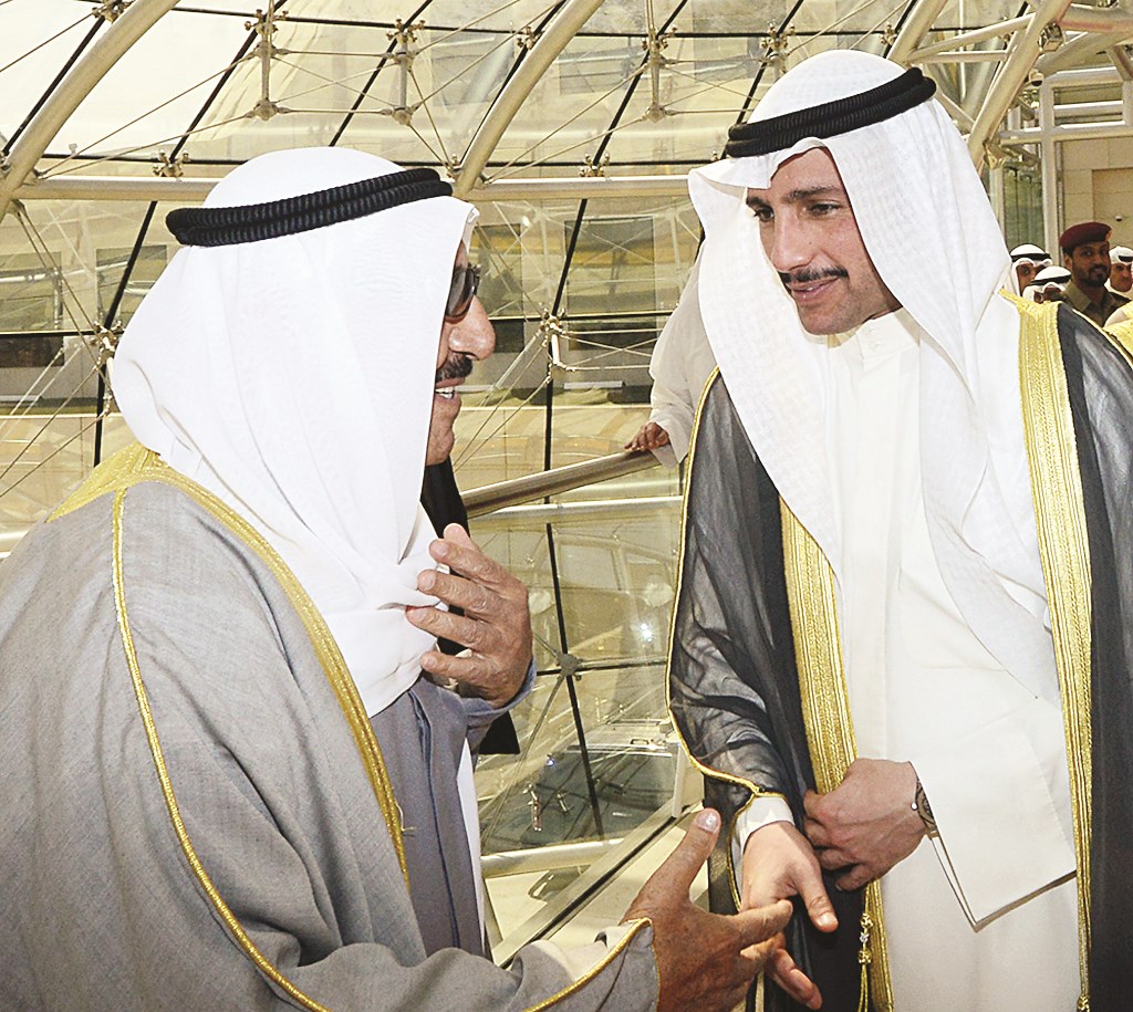 صاحب السمو مصافحاً رئيس مجلس الأمة مرزوق الغانم الذي كان في وداع سموه على أرض مطار الكويت