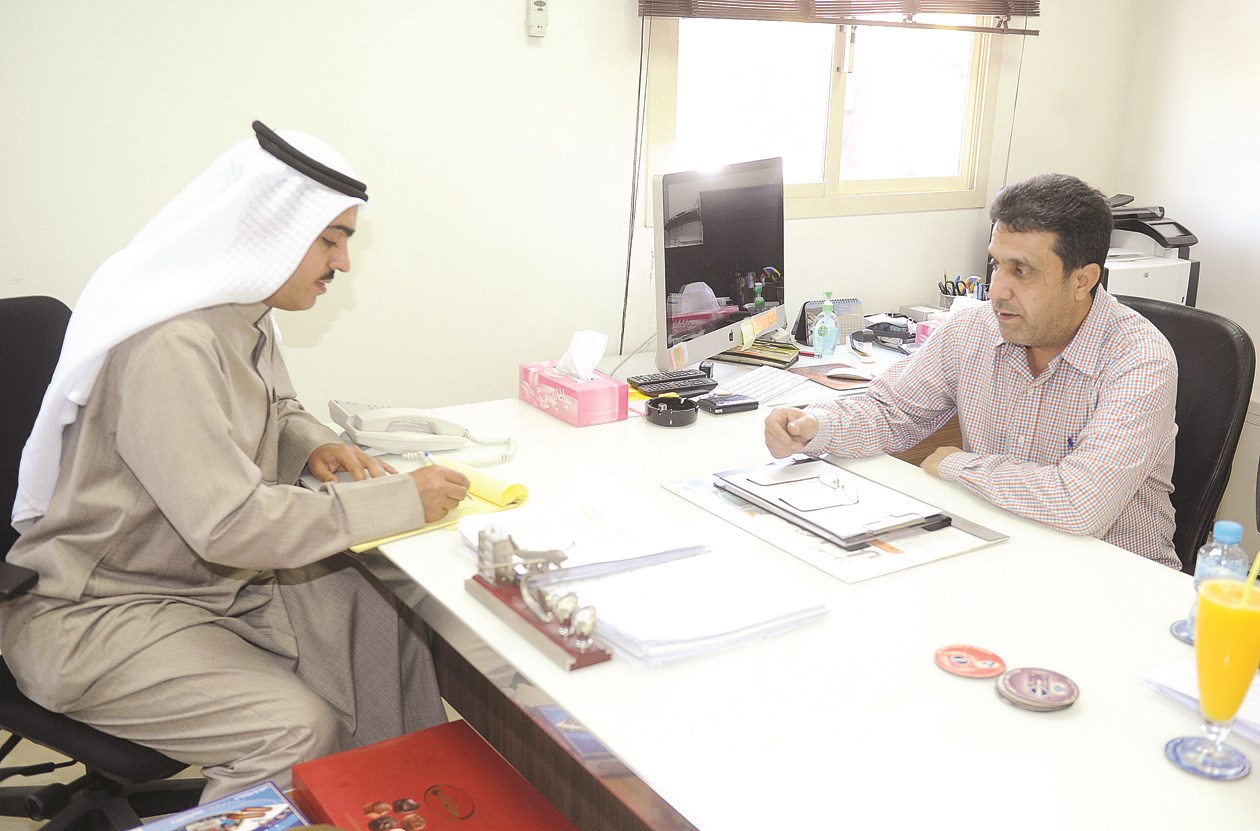 رمضان متحدثاً للزميل محمد صباح  (تصوير زكريا عطية)