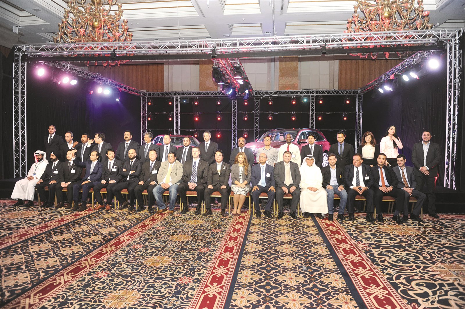 فريق عمل «الملا العالمية لتجارة السيارات» (تصوير زكريا عطية)