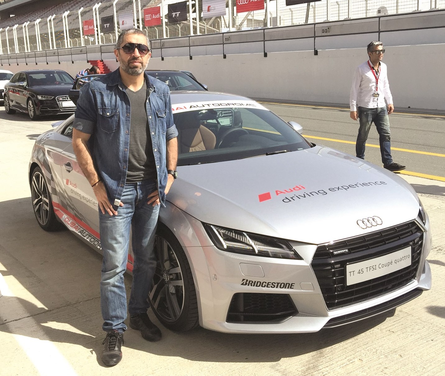 الزميل سهيل الحويك خلال تجربة اودي TT في «دبي اوتودروم»