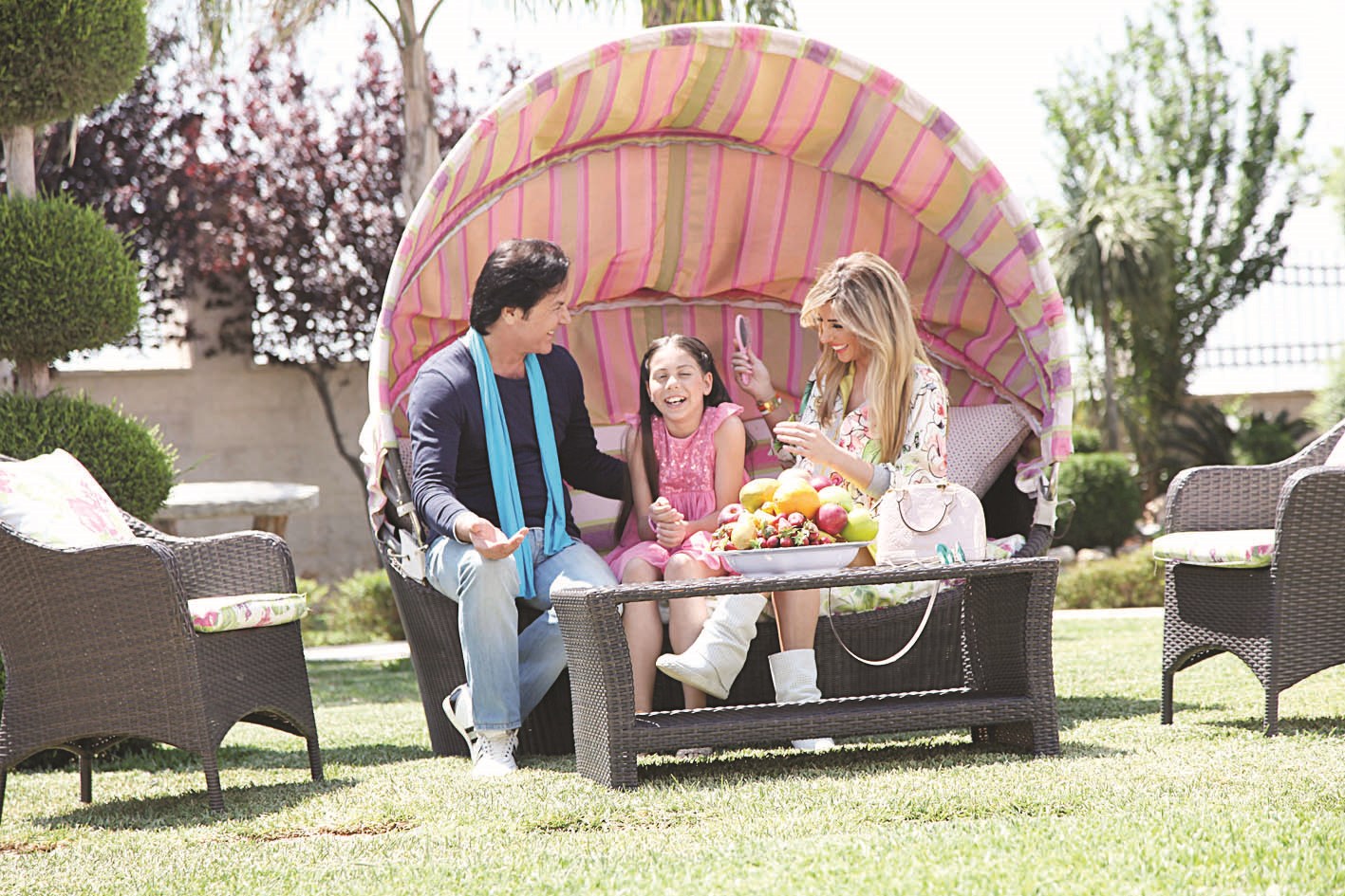 في مشهد من فيديو كليب «آخر أحبابي»