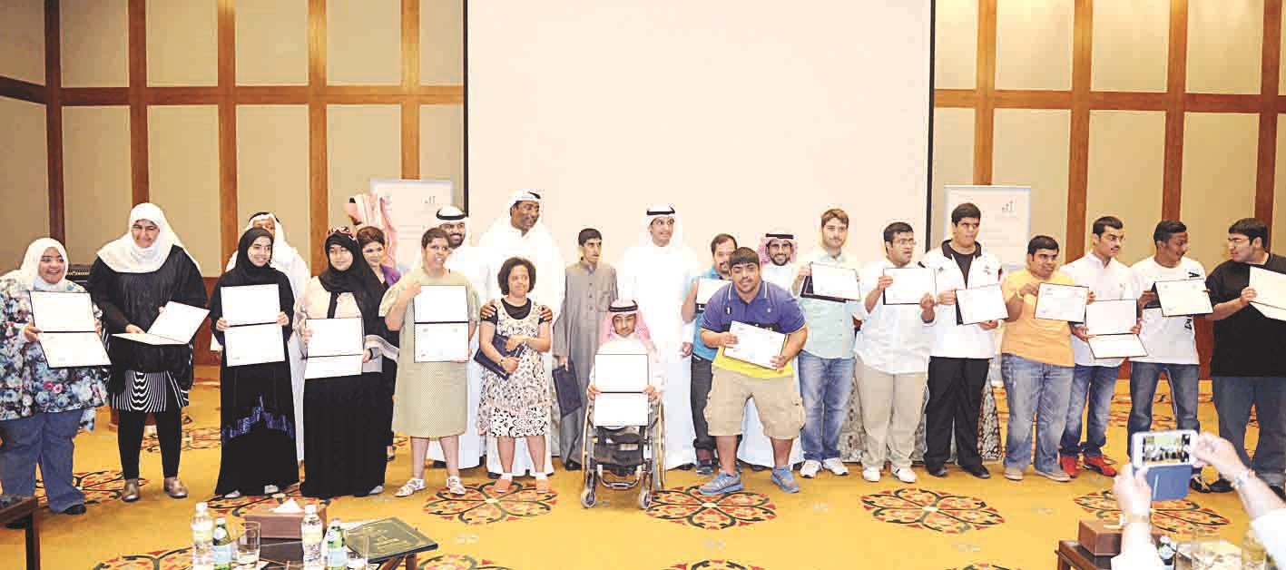 u0627u0644u0645u0637u064au0631u064a u0641u064a u0644u0642u0637u0629 u062cu0645u0627u0639u064au0629 u0645u0639 u0627u0644u0645u0643u0631u0645u064au0646     (u062au0635u0648u064au0631 u0637u0627u0631u0642 u0639u0632 u0627u0644u062fu064au0646)