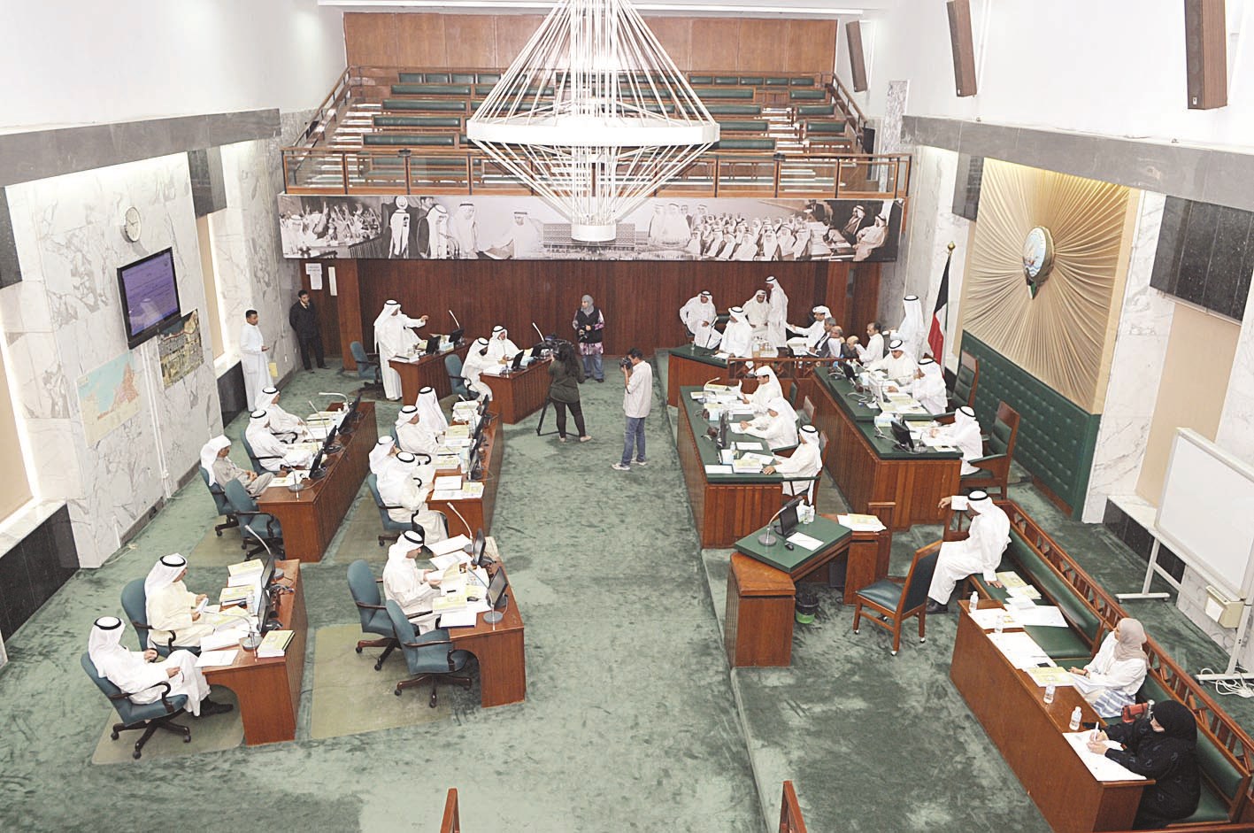 u062cu0627u0646u0628 u0645u0646 u062cu0644u0633u0629 u00abu0627u0644u0628u0644u062fu064au00bb u0642u0628u0644 u0631u0641u0639u0647u0627 ( u062au0635u0648u064au0631 u0643u0631u0645 u0630u064au0627u0628 )