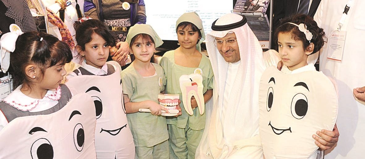 العبيدي محتضناً مجموعة من الصغيرات المشاركات في المعرض  (تصوير زكريا عطية)