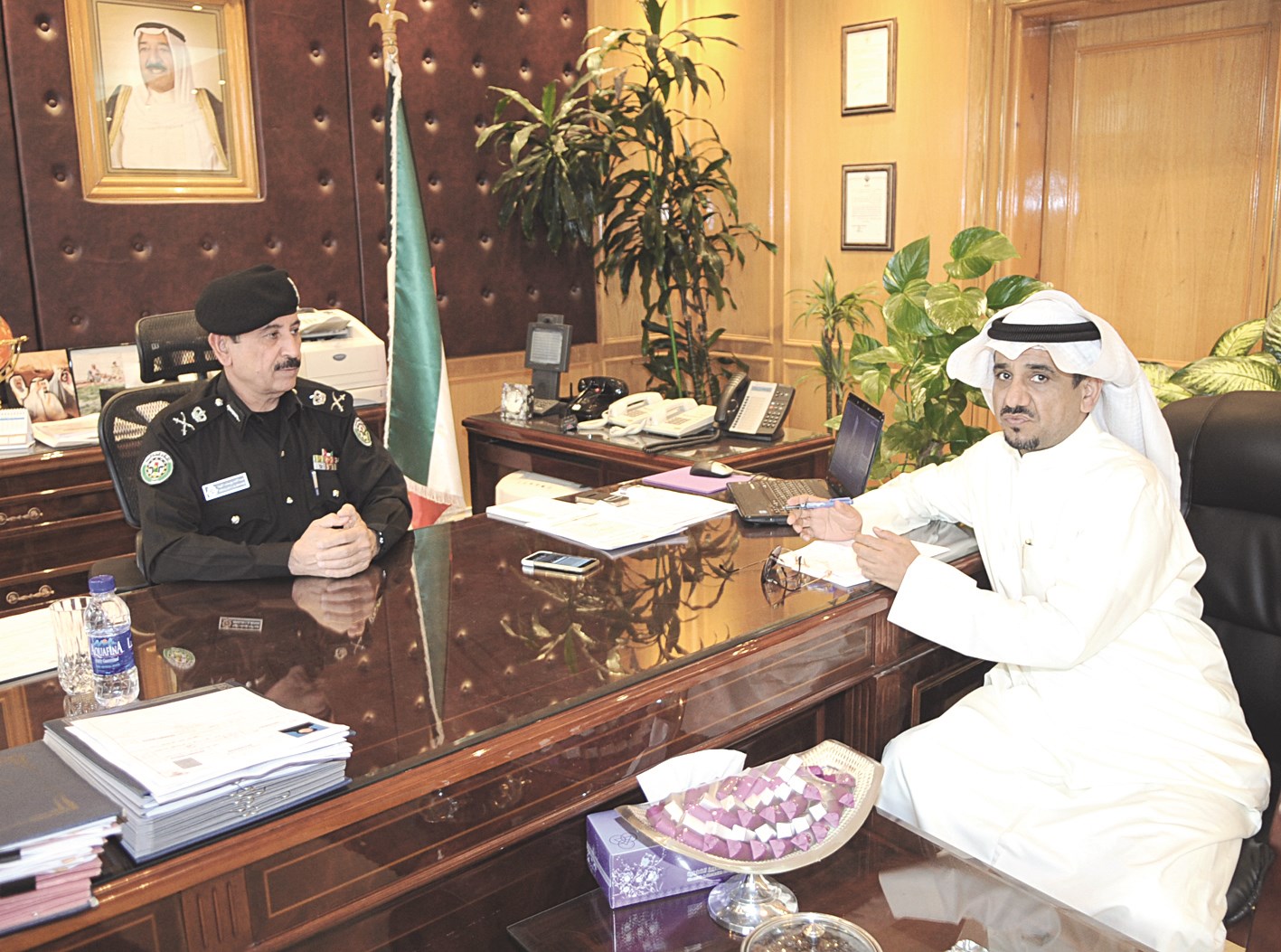 المهنا متحدثاً للزميل منصور الشمري (تصوير كرم دياب)