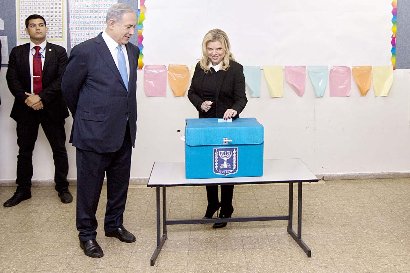 u0646u062au0646u064au0627u0647u0648 u0648u0625u0644u0649 u062cu0627u0646u0628u0647 u0632u0648u062cu062au0647 u0633u0627u0631u0629 u062au062fu0644u064a u0628u0635u0648u062au0647u0627 u0641u064a u0627u0644u0642u062fu0633 ( u0627 u0628)