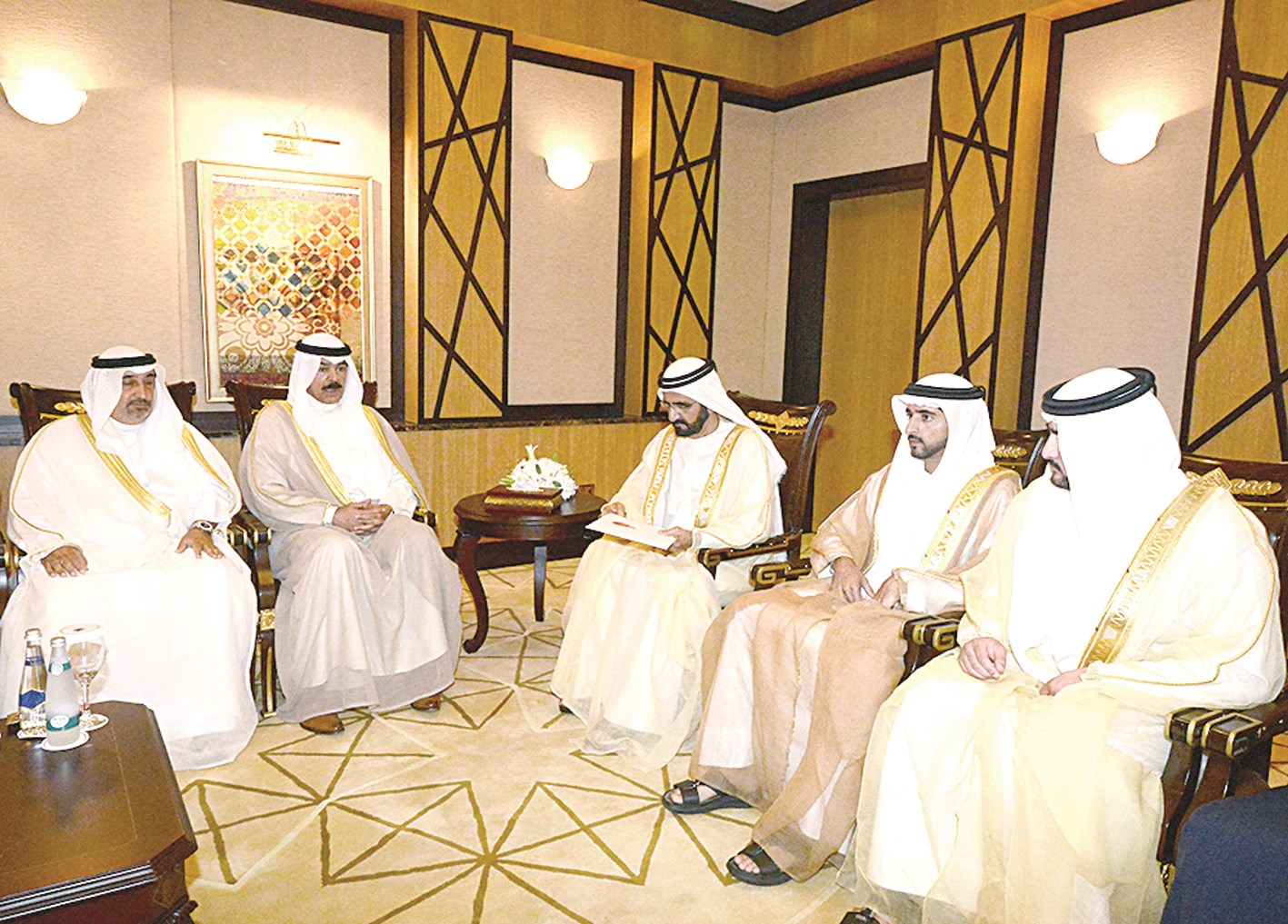 محمد بن راشد لدى استقباله مبعوث الأمير