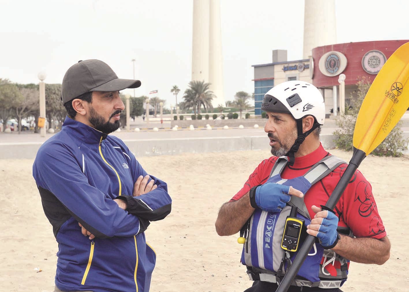 قائد فريق «كايك» متحدثاً للزميل غانم السليماني  ( تصوير سعد هنداوي)