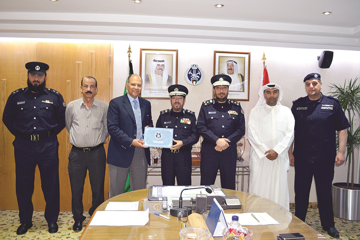 الأنصاري مع ممثلي الشركة خلال توقيع الاتفاقية