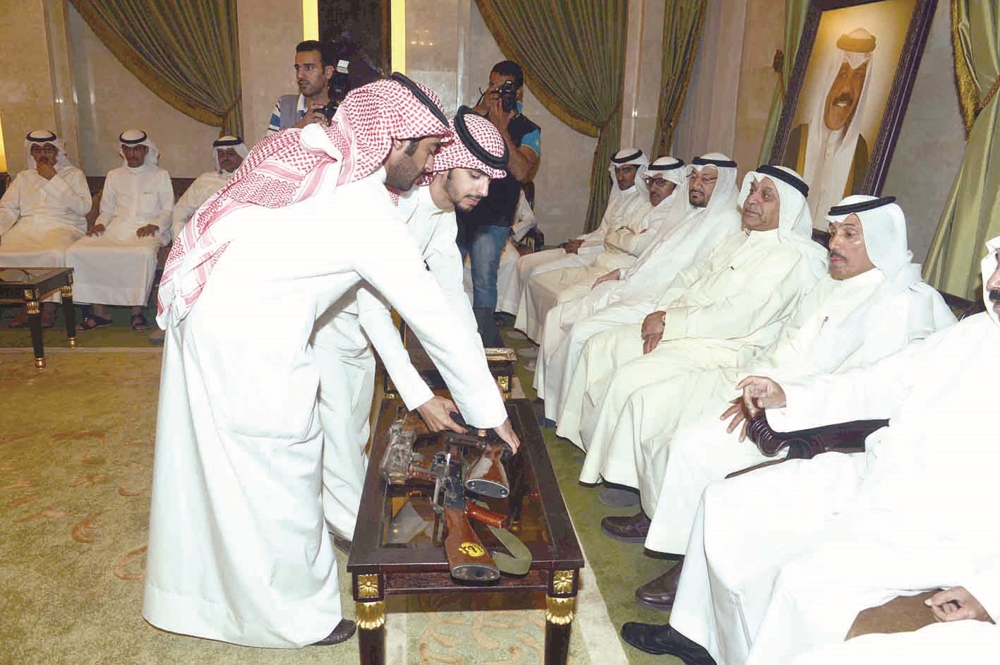 أبناء قبيلة العجمان يسلمون الأسلحة غير المرخصة