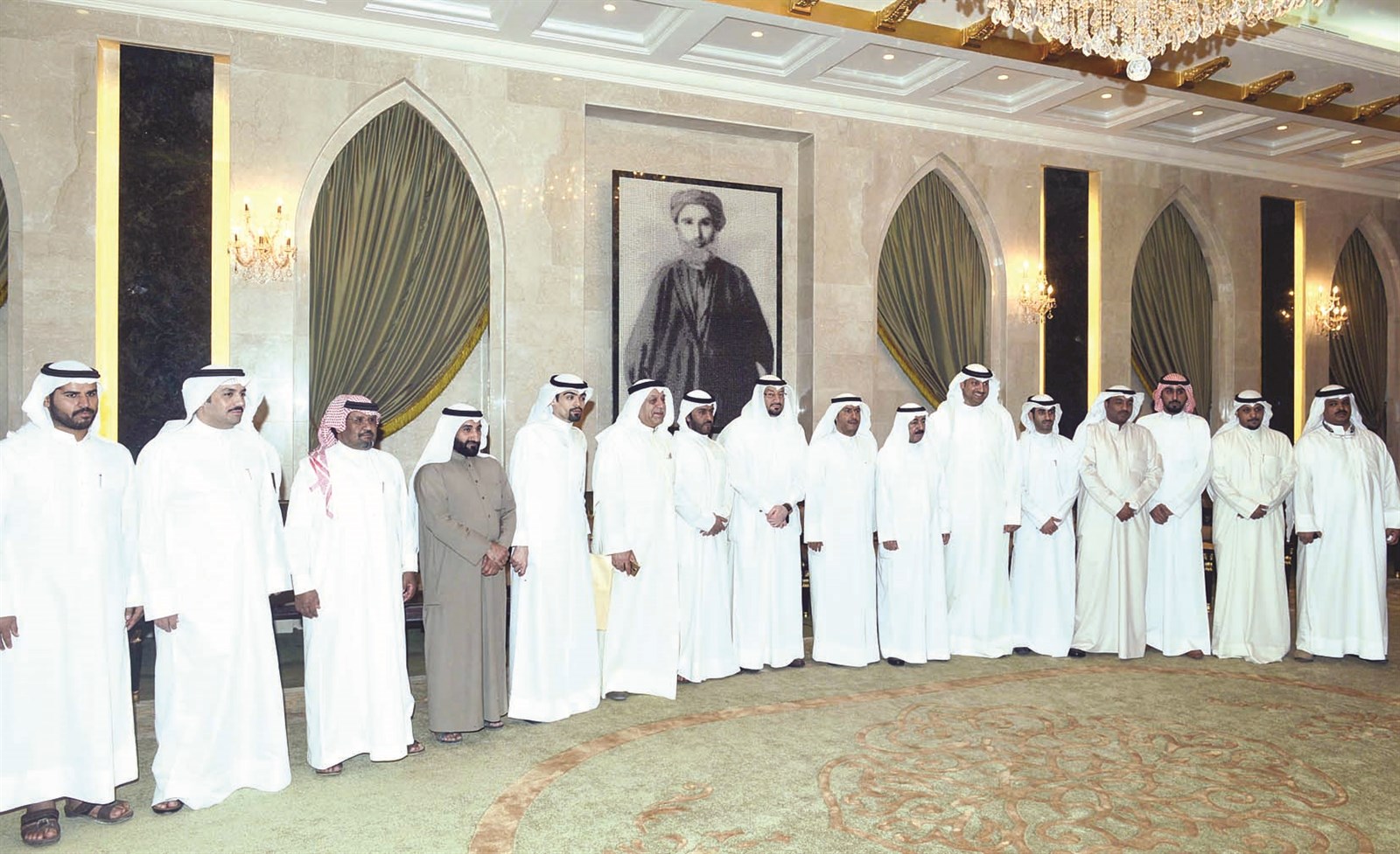 بن حثلين متوسطاً أبناء القبيلة وعدداً من الحضور